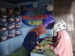 karyawan-fareesya-laundry-lia-saat-melayani-konsumen.jpg