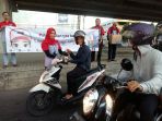 karyawan-jne-bagi-takjil_20180521_195616.jpg