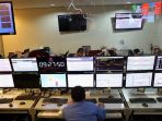 karyawan-melihat-layar-pergerakan-indeks-harga-saham-gabungan-ihsg_20170315_165205.jpg