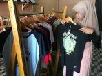 karyawan-toko-bengkeng-menunjukkan-kaos-bermotif-khas-banjar.jpg