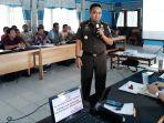 kasi-intel-kejari-kapuas-mauladi-saat-menyampaikan-penerangan-hukum-dan-sos.jpg