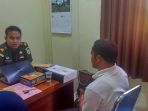 kasipidsus-kejari-tabalong-m-ali-rizza-saat-memeriksa-tersangka-baju-putih_20180731_181828.jpg