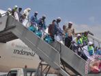 kedatangan-jamaah-haji-jamaah-haji-kloter-pertama_20151008_235753.jpg