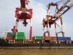 kegiatan-bongkar-muat-di-pelabuhan-trisakti-banjarmasin_20181102_110705.jpg