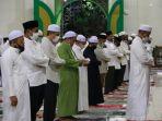 kegiatan-salat-magrib-berje-lmarhum-wali-kota-banjarbaru-h-nadjmi-adhani-di-masjid-agung-al-mu.jpg