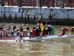 kejuaraan-perahu-naga-di-sungai-martapura_20150818_065943.jpg