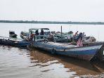 kelotok-ini-yang-setiap-hari-mengentarkan-warga-samuda-a.jpg