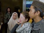 keluarga-almarhum-abdi-dan-ibnu-saat-menerima-kedatangan-menteri-lhk-siti-nurbaya-di-rumahnya.jpg