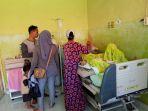 keluarga-menjaga-khotim-yang-terbaring-lemah-di-ranjang-pasien-di-rsud-raza.jpg