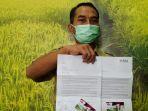 kepala-dinas-pertanian-kabupaten-tapin-wagimin-menunjukkan-kartu-tani-senin-09082021.jpg