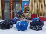 kepala-disnakerindtala-masuturi-memperlihatkan-beberapa-motif-kondang.jpg