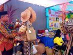 kepala-disperindag-tabalong-husin-ansari-saat-meninjau-satu-stand-mini-expo.jpg