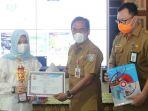 kepala-dkisp-kabupaten-banjar-hm-aidil-basith-menyerahkan-hadiah-kepada-pemenang-lomba-123.jpg