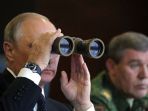 kepala-jenderal-rusia-valery-gerasimov-kanan-mendampingi-presiden-vladimir-putin_20171228_060404.jpg