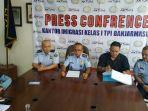 kepala-kantor-imigrasi-kelas-i-tpi-banjarmasin-syahrifullah-konfrensi-pers.jpg