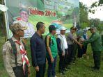 kepala-kph-kusan-sapriani-menyerahkan-simbolis-bibit-pohon.jpg