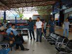 kepala-ksop-kelas-1-banjarmasin-bambang-gunawan-meninjau-terminal-penumpang.jpg