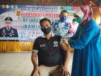kepala-lapas-kelas-iia-banjarmasin-porman-siregar-sedang-mantau-pelaksanaan-vaksinasi.jpg