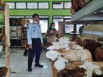 kepala-rutan-kelas-ii-b-kualakapuas-mengecek-budidaya-jamur.jpg
