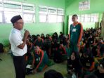 kepala-sekolah-man-1-rantau-hairani-menyampaikan-materi_20180718_145025.jpg