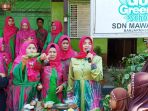 kepala-sekolah-sdn-mawar-7-banjarmasin-mengenalkan-jajanan-tradisional-khas-banjarmasin_20180922_125526.jpg
