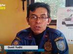 kepala-upt-damkar-gusti-yudhi-menjelaskan-tentang-proses-penyelamatan-seekor-kucing.jpg