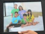 kerabat-membawa-foto-keluarga-hermanto-tanus.jpg