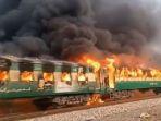 kereta-yang-terbakar-dalam-insiden-di-provinsi-punjab.jpg