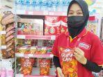 kerupuk-mr-acan-hasil-produksi-ukm-dijual-di-took-alfamart-di-banjarmasin-16122021.jpg