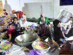 kesibukan-jajaran-pmi-kabupaten-tala-memasak-dan-menyiapkan-nasi-bungkus-untuk-korban-banjir.jpg
