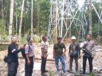 ketika-pekerja-pln-memasang-tower-untuk-jaringan-sutt.jpg