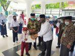 ketua-b-ketua-kemenag-kalsel-h-noor-fahmi-serahkan-bea-siswa-secara-simbolik.jpg