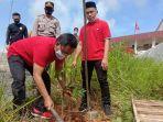 ketua-dpc-pdip-kabupaten-balangan-h-syaifullah-secara-simbolis-melakukan-penanaman-pohon-1012021.jpg