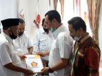 ketua-dpd-gerindra-kalsel-h-abidin-menyerahkan-sk.jpg