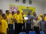 ketua-dpd-golkar-banjarmasin-hj-ananda-menyerahan-dokumen_20171016_210636.jpg