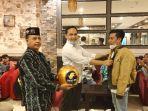 ketua-dpd-partai-emas-kalsel-helmi-rifai-tengah-secara-simbolis-menyerahkan-atribut.jpg