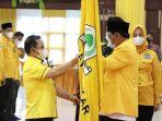 ketua-dpd-partai-golkar-terpilih-h-yamani-kiri-menerima-bendera-partai.jpg