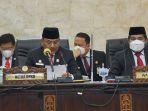 ketua-dprd-kalsel-supian-hk-memimpin-rapat-paripurna.jpg
