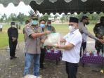 ketua-dprd-kalsel-supian-hk-menyerahkan-bantuan-korban-banjir.jpg