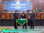ketua-dprd-tala-muslimin-bersama-bupati-tala-hm-sukamta-menandatangani-pengesahan-propemperda-2022.jpg