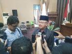ketua-dprd-tanahbumbu-h-supiansyah-berikan-keterangan-pers.jpg