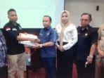 ketua-dprd-tapin-saat-memberikan-bantuan.jpg