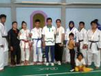 ketua-forki-balangan-viktoria-tengah-saat-berfoto-bersama-atlet-karate-balangan.jpg