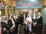 ketua-gow-banjarmasin-hj-siti-fatimah-bersama-pengurus-memberikan-bantuan_20180518_144720.jpg