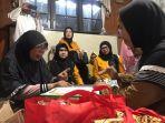 ketua-gow-banjarmasin-hj-siti-fatimah-saksikan-mengaji-di-rumah-belajar-kita.jpg