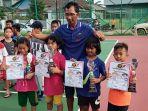 ketua-pelti-banjarmasin-eddy-rubayat-berfoto-bersama-juara-tenis-cilik-di-kota-banjarmasin.jpg