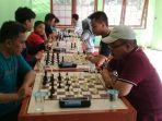 ketua-percasi-kalsel-m-amin-baju-merah-kanan-event-kejuaraan-catur-intern.jpg