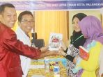 ketua-pwi-kalteng-h-sutransyah-menyerahkan-kenang_20181030_141558.jpg