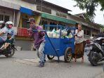 ketua-rt-angkut-sembako-pakai-gerobak.jpg