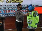 ketua-tim-penilai-kampung-tertib-berlalu-lintas-dari-korlantas-polri-akbp-arief-bahtiar.jpg